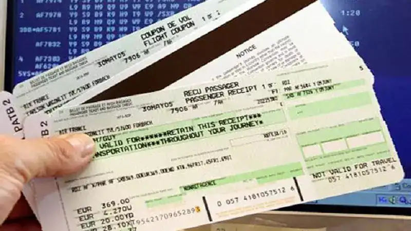 Billets d'avion et documents de voyage Billets d'avion, passeport et documents de voyage en main.