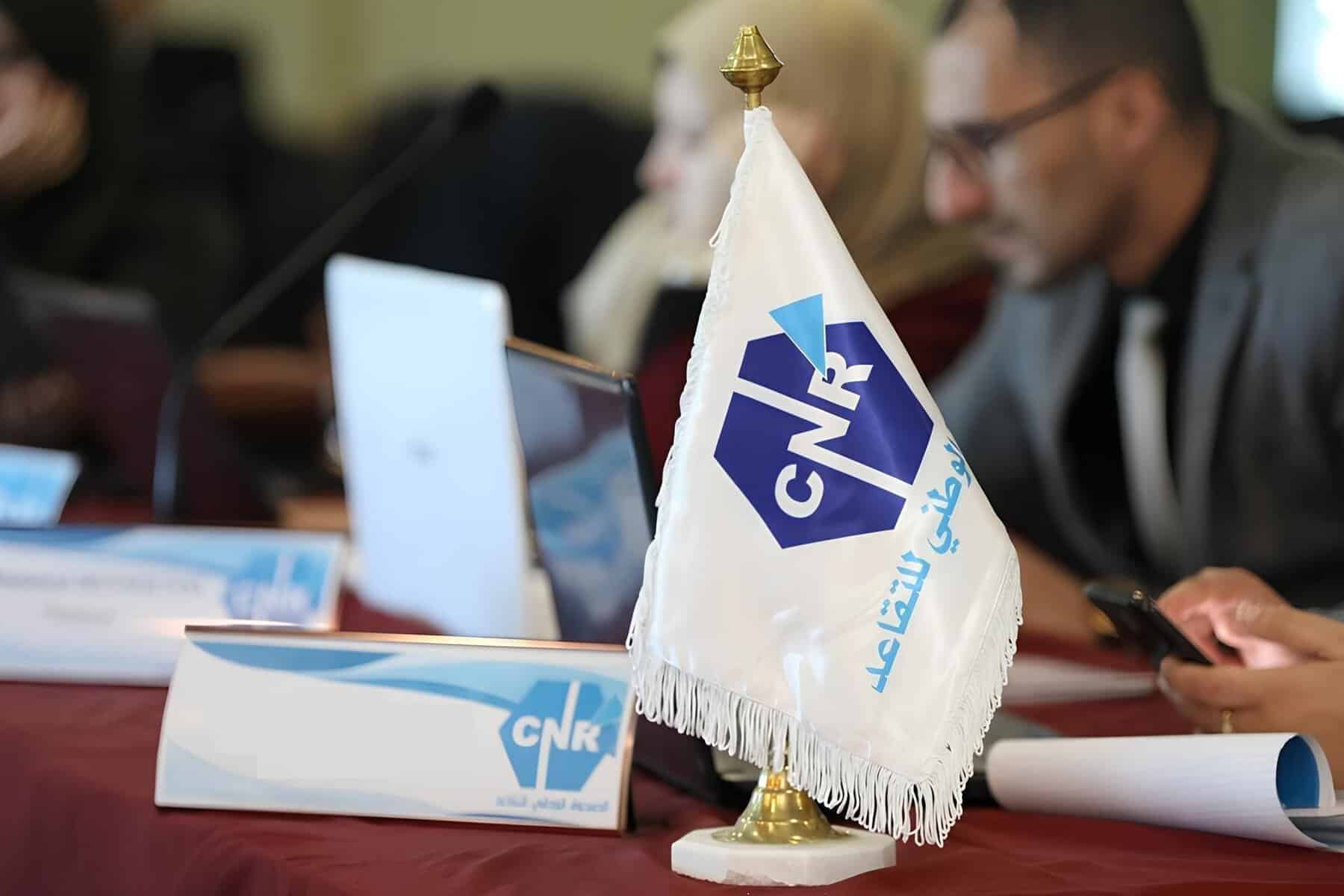 Drapeau du CNA sur une table lors d'une réunion.
