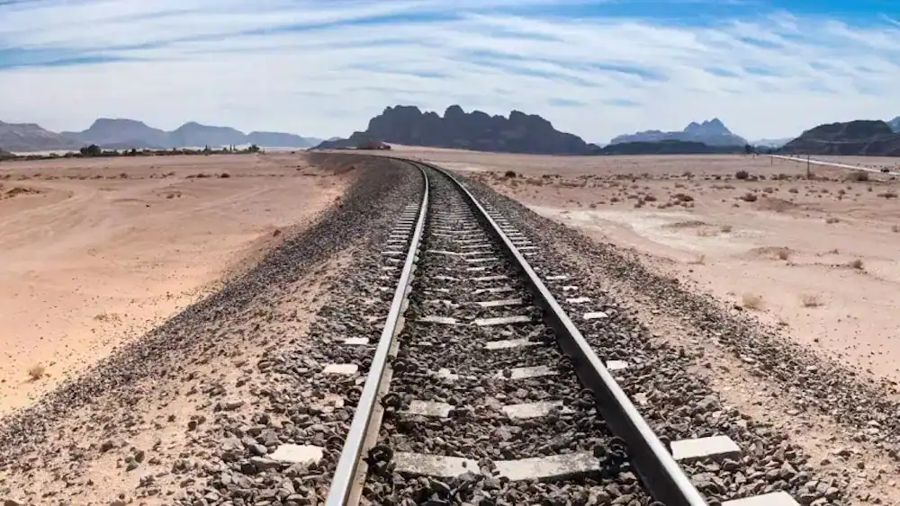 Algérie : voici comment elle domine le marché du fer réduit Voie ferrée traversant un désert aride en Algérie.