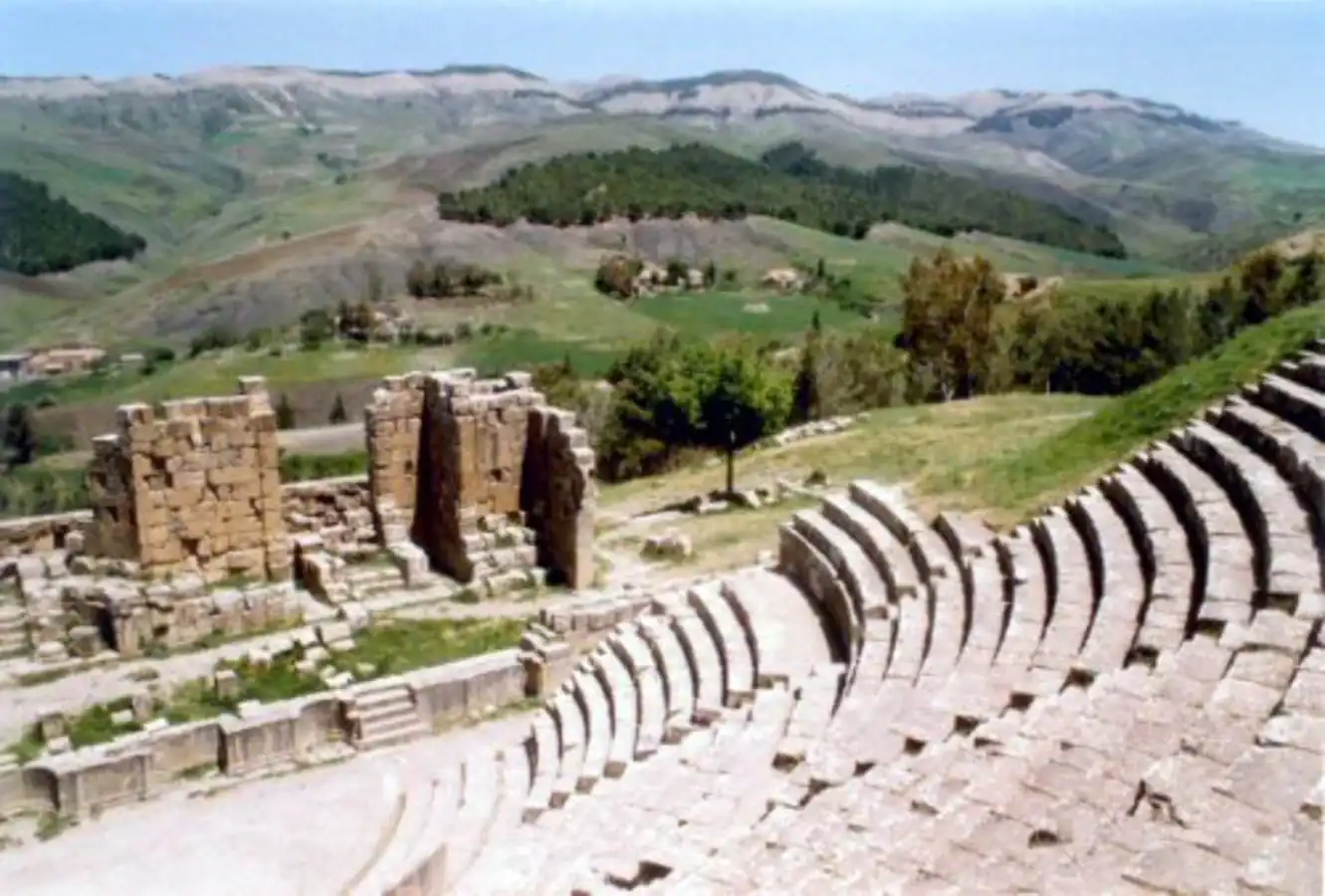 Djemila : Découvrez ce Joyau Algérien Méconnu ! Site archéologique de Djemila avec théâtre romain et ruines antiques.