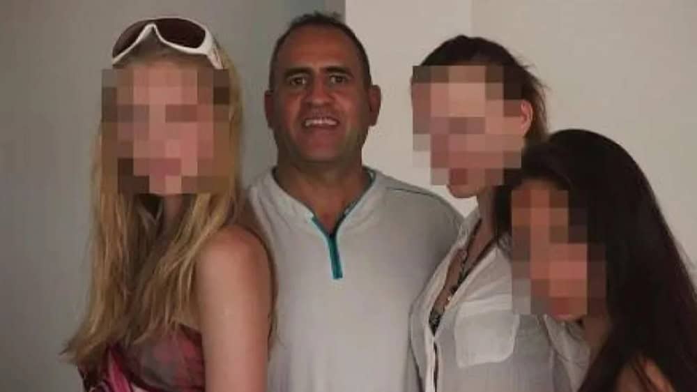Groupe de jeunes femmes avec un homme, visages floutés.