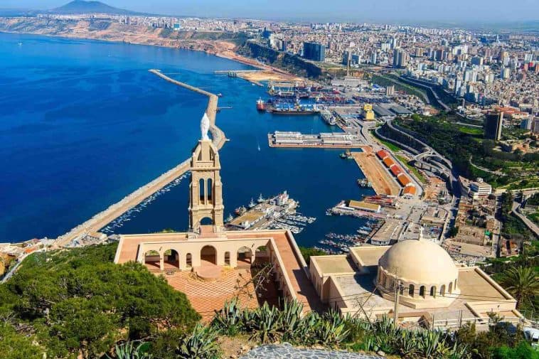 Découvrez les 20 joyaux algériens méconnus ! Vue aérienne de Bejaia avec port, mer et montagnes environnantes.