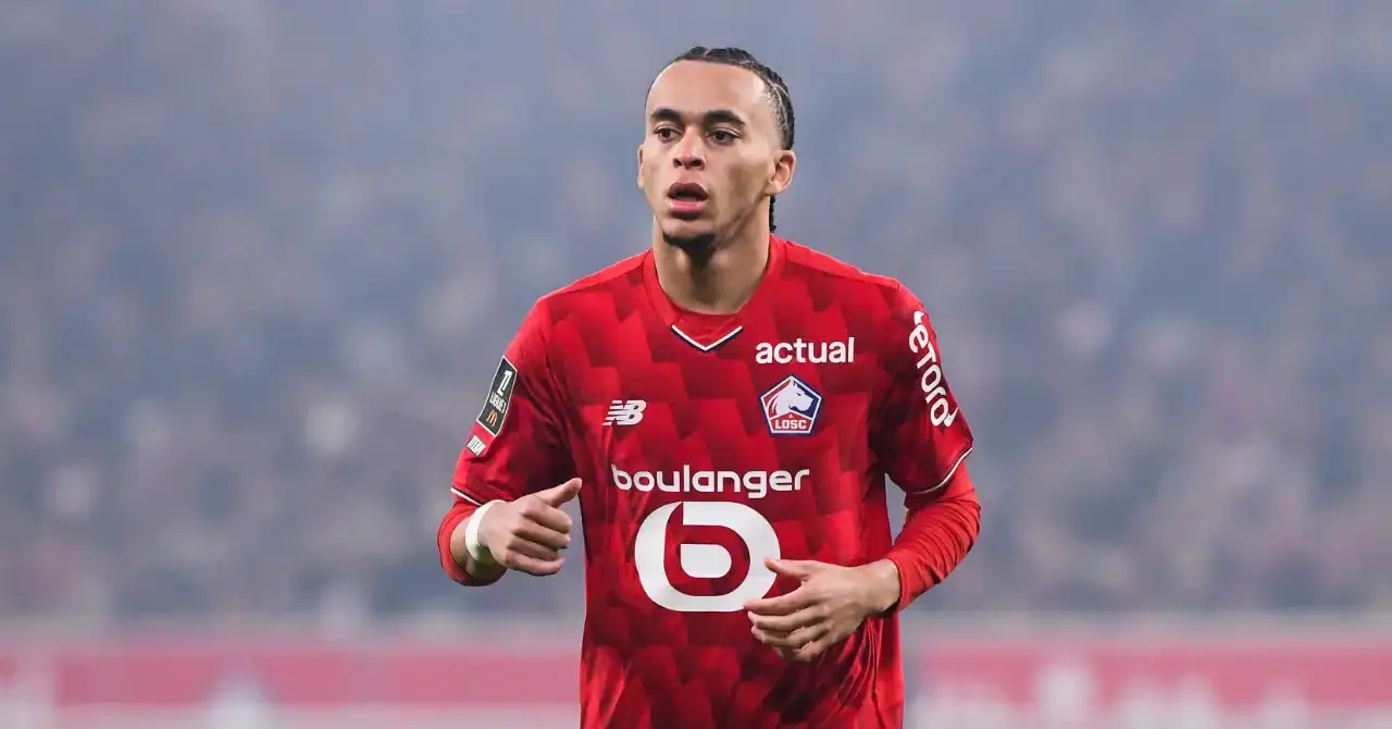 Ethan Mbappé en action sur le terrain de football.