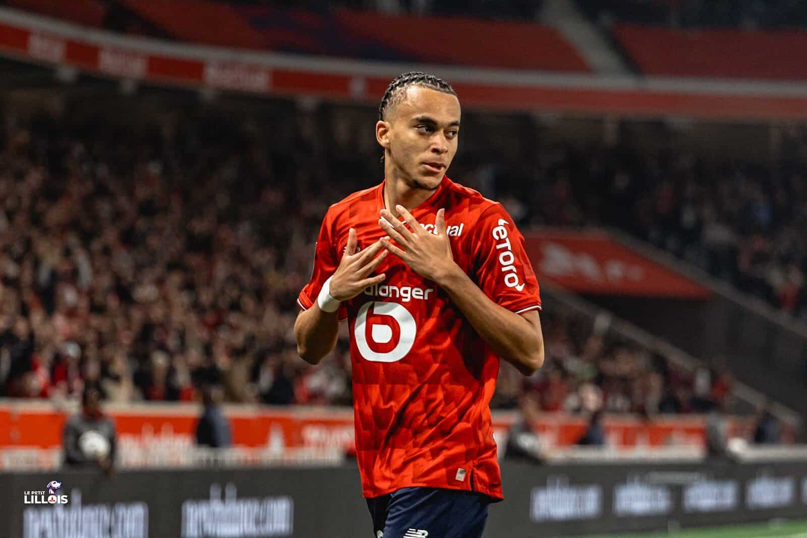 Ethan Mbappé en action sur le terrain de football.