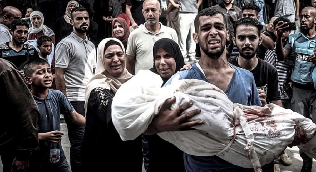 Gaza sous les bombes : le témoignage poignant d’une famille algérienne Famille en deuil lors d'une catastrophe à Gaza, images poignantes.