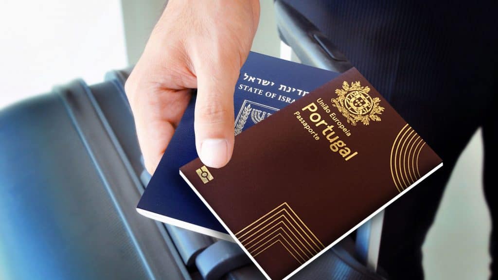 Personne tenant un passeport portugais et une carte d'identité.