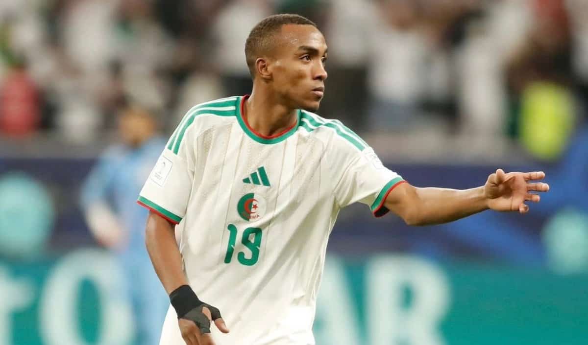 Un cadre de l’équipe d’Algérie sans club : que s’est-il passé ? Joueur algérien portant maillot blanc avec numéro 19 sur le terrain.