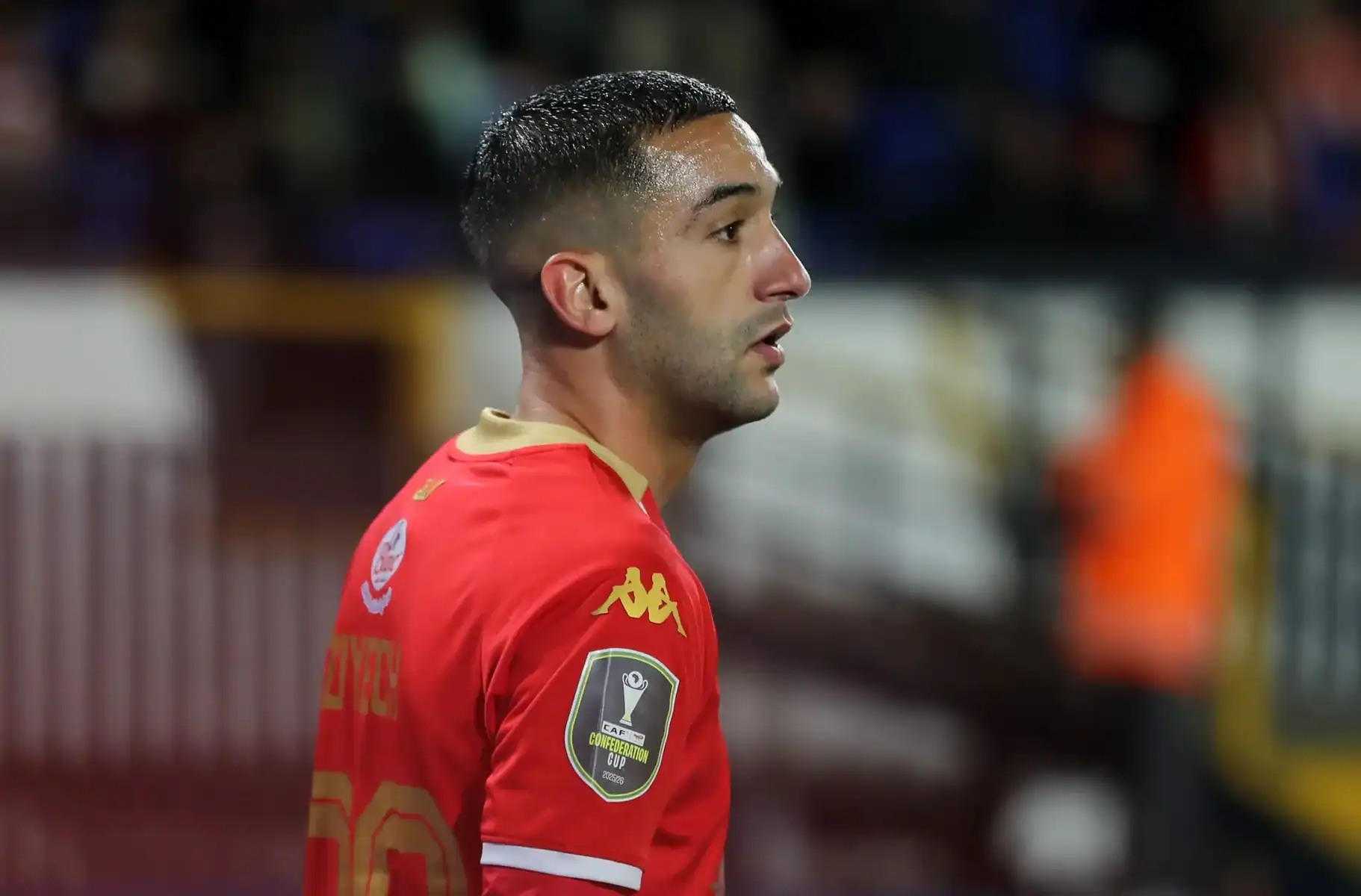 Hakim Ziyech en action, portant le maillot rouge du club.