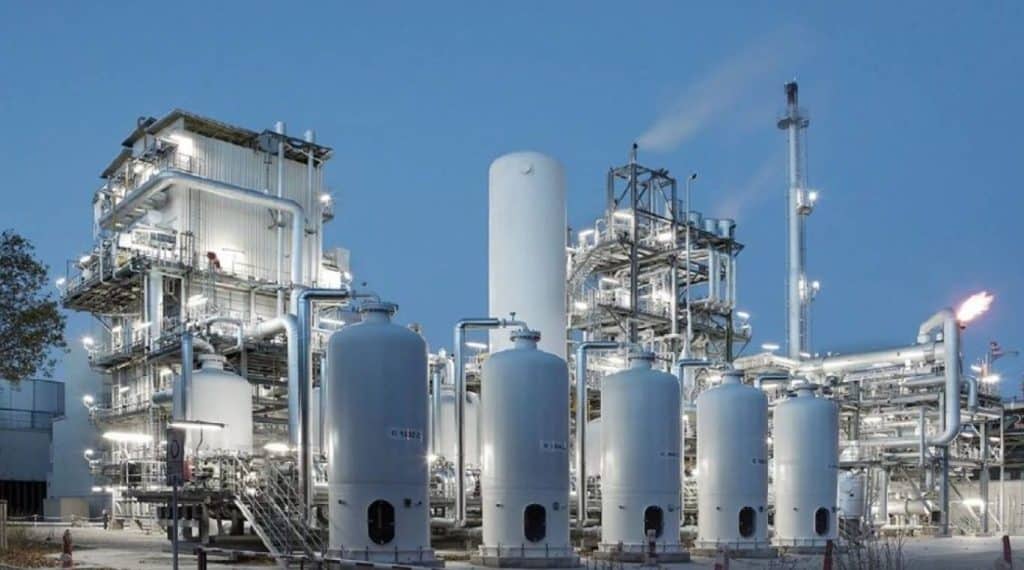 L’Algérie devient un leader mondial de l’hélium Installation industrielle d'hélium en Algérie avec structures métalliques et tuyauterie.