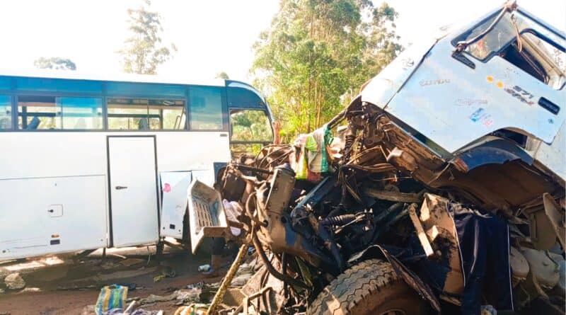 Drame routier à Tipaza : bus accidenté, blessés multiples Bus accidenté à Tipaza avec blessés, scène de crash.