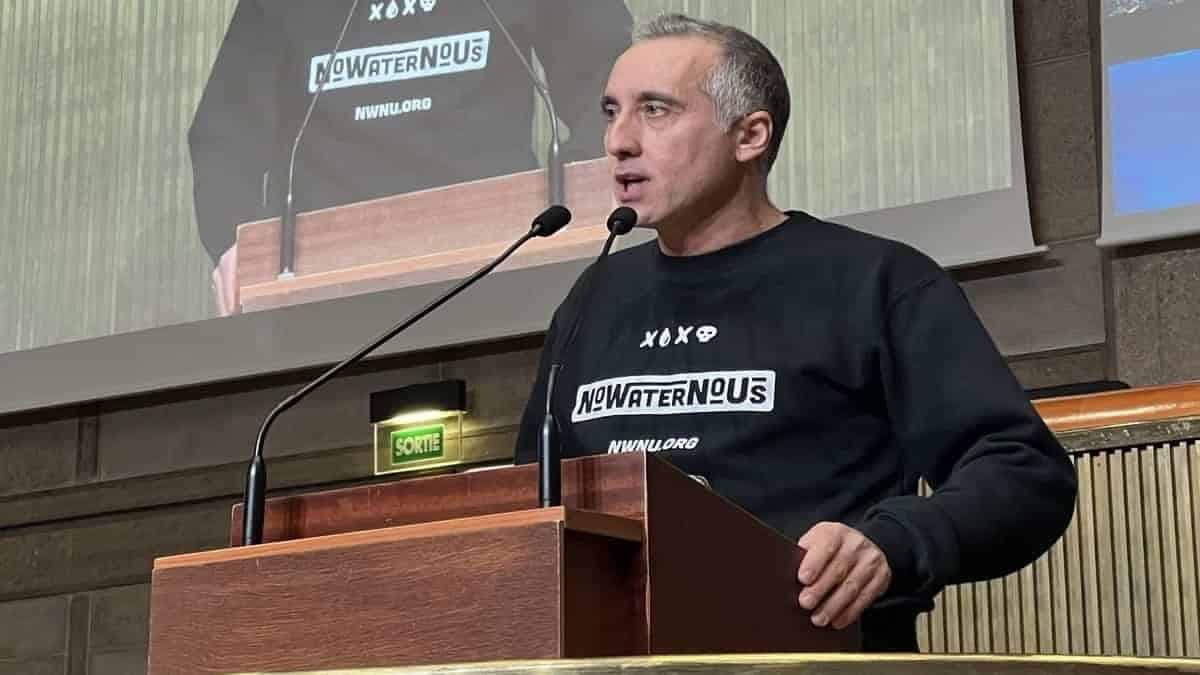 Malek Semar : de l’entrepreneuriat à la défense de l’eau Malek Semar parle lors d'une conférence sur la gestion de l'eau.