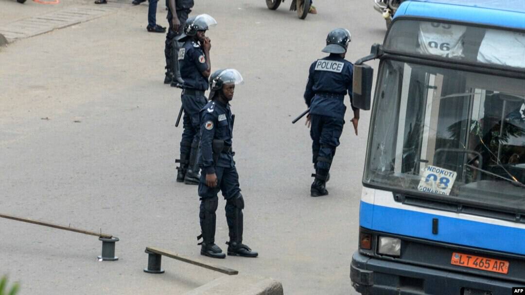 Policiers en action à Alger, contrôle de passagers avec 7100€ cachés.