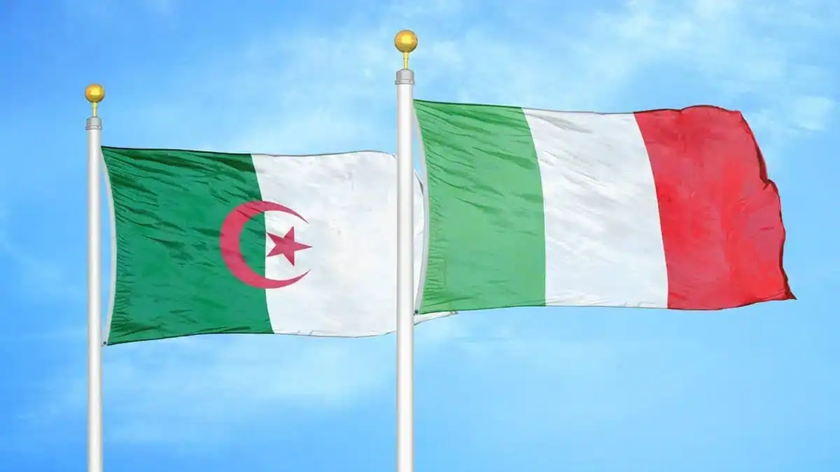 Drapeaux de l'Algérie et de l'Italie flottant dans le vent.