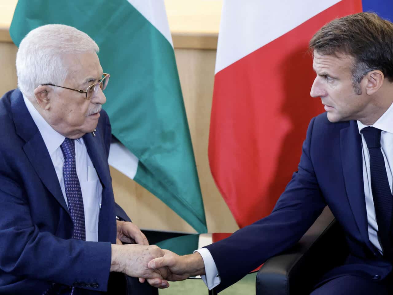 La France change-t-elle de cap sur la Palestine ? Deux hommes en costume se serrent la main lors d'une réunion officielle.