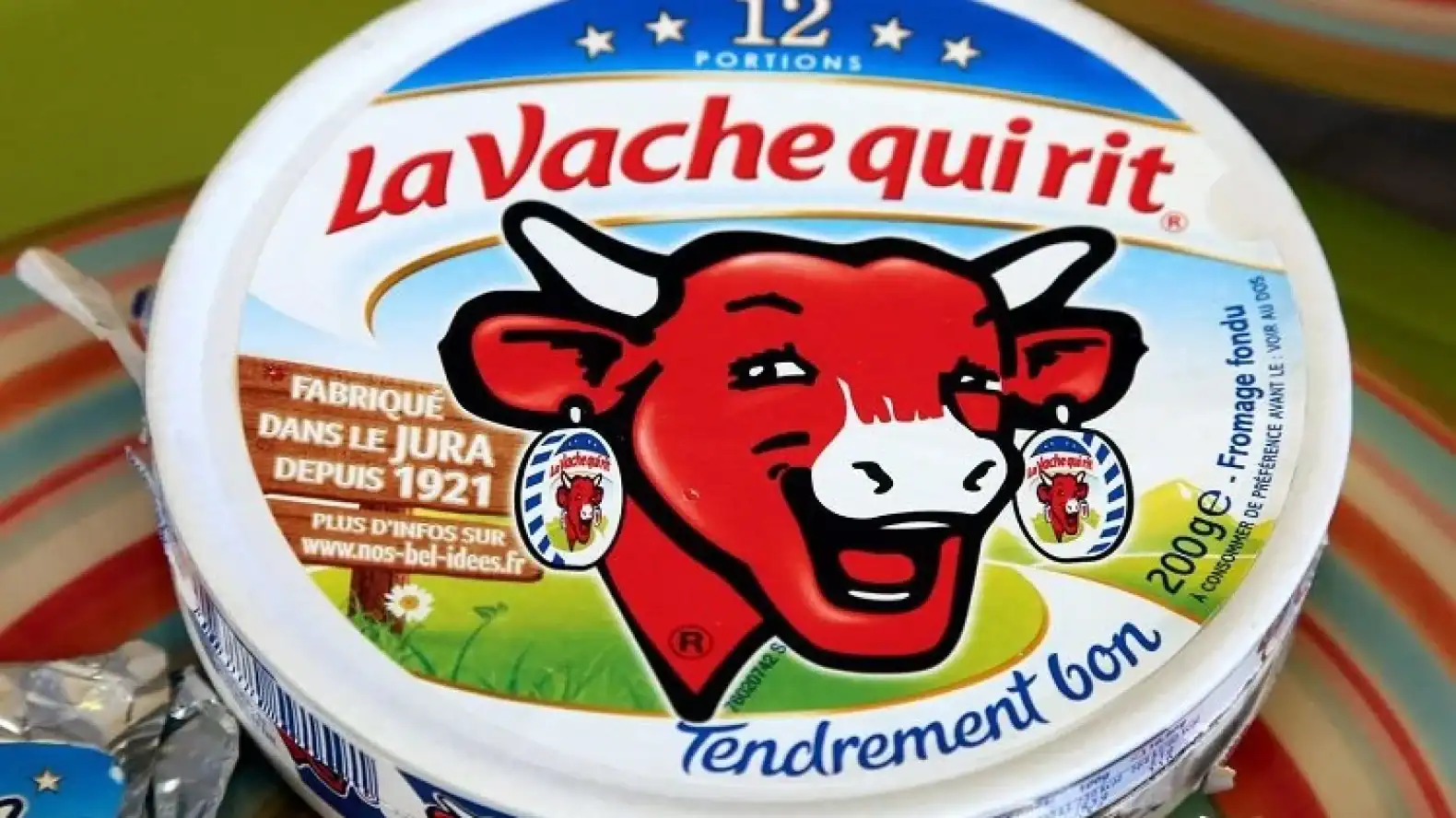 L’étonnante dualité de la vache qui rit entre France et Algérie Emballage de La Vache Qui Rit, fromage fondu populaire en France et en Algérie.