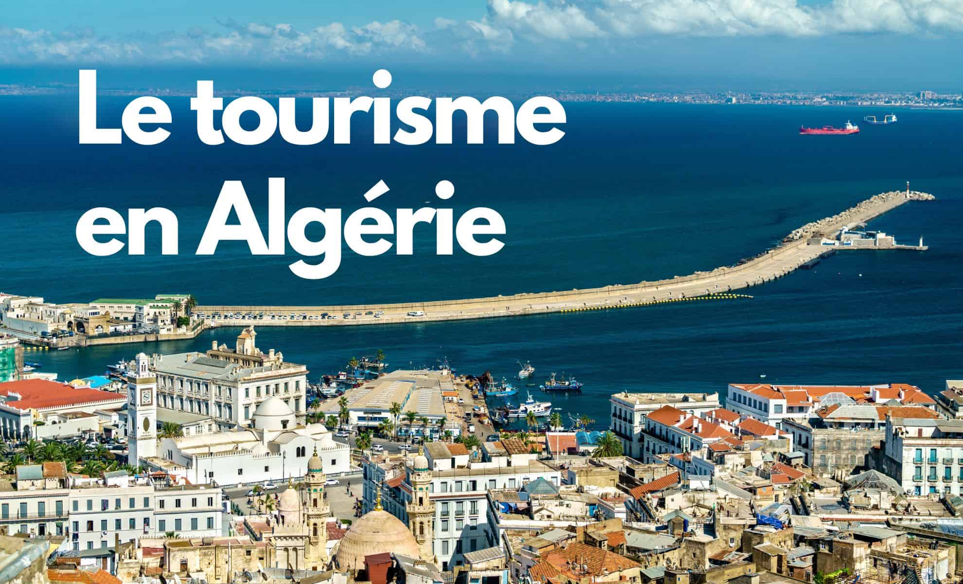 Algérie : hôtels publics bradent leurs tarifs pour l’été 2026 Vue panoramique de la côte d'Algérie avec port et bâtiments historiques.