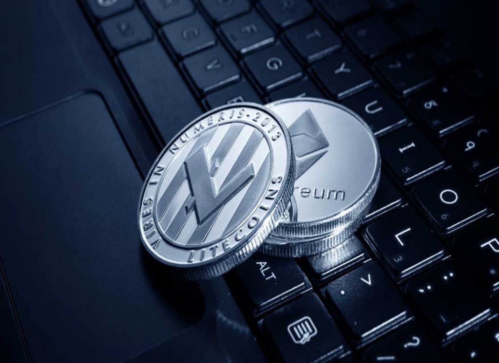 Crypto-monnaie Ethereum sur clavier Pièce Ethereum sur clavier d'ordinateur pour illustration crypto.