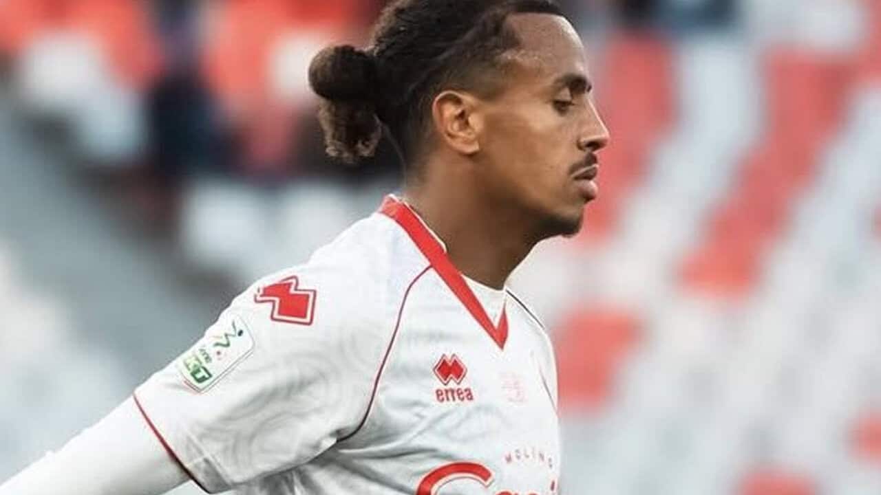 Dorval prend les rênes : nouveau capitaine à bord ! Joueur de football en action sur le terrain, concentré et déterminé.
