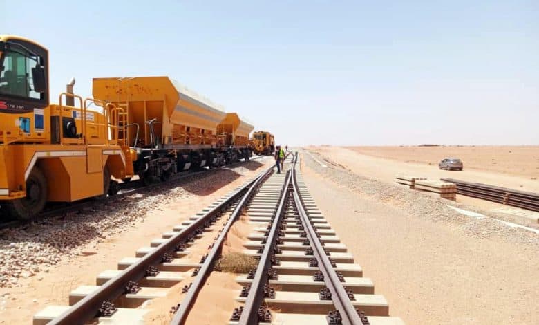 Algérie : voici comment elle domine le marché du fer réduit Construction d'une ligne ferroviaire de 950 km en Algérie.