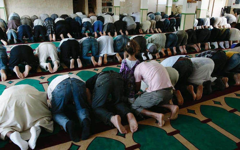 Musulmans en France : le calendrier du Ramadan divise-t-il ? Musulmans en prière collective dans une mosquée pendant le Ramadan.