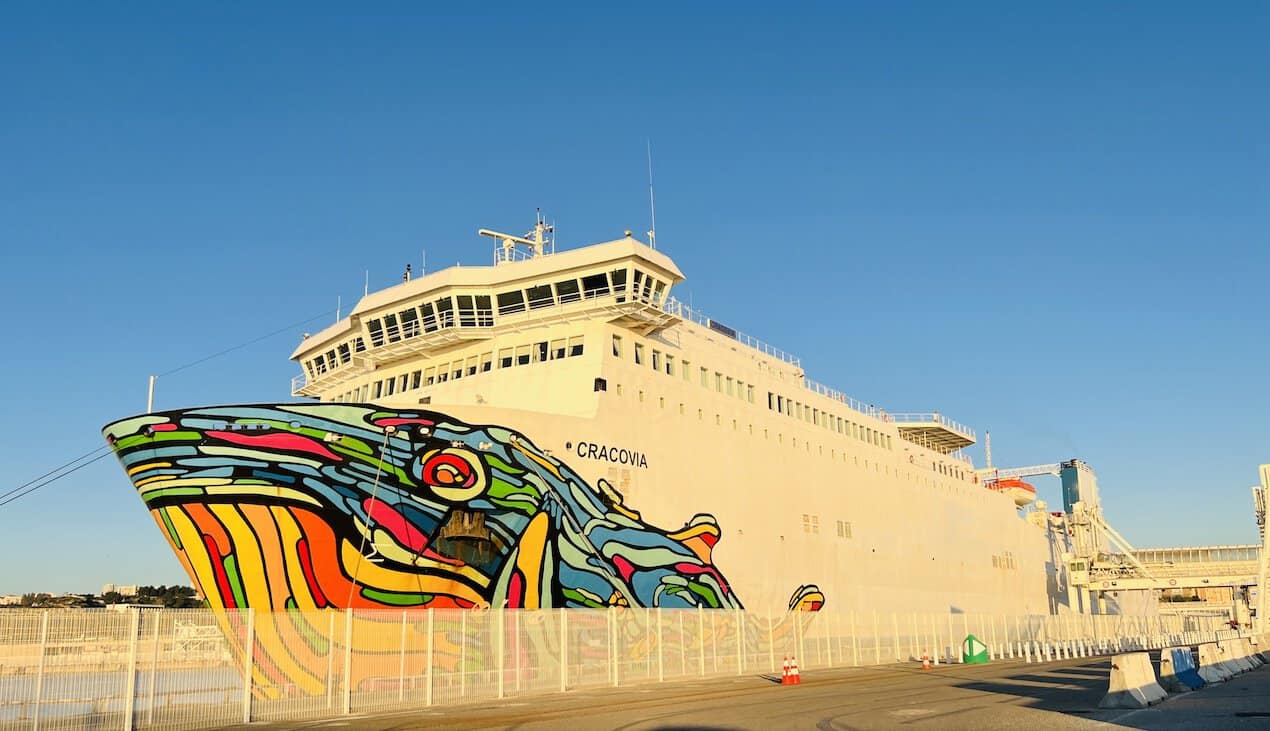 Ferry Cracovia avec peinture murale colorée sur la proue.
