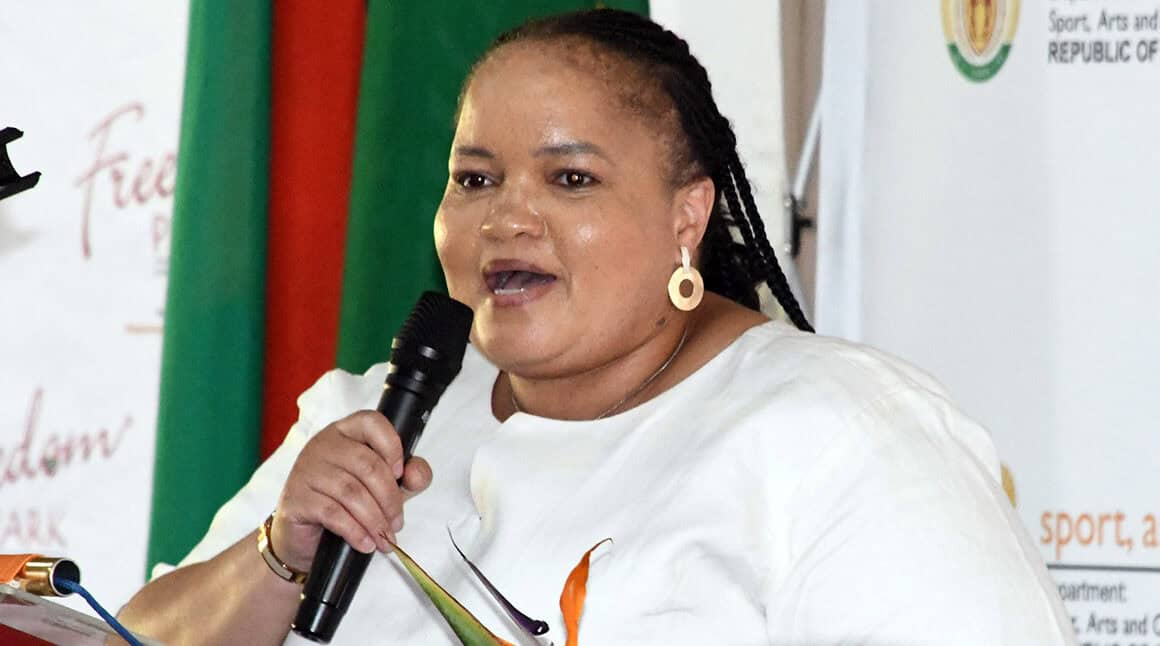 La vérité sur le conflit Maroc-Afrique du Sud dévoilée Femme en blanc parlant dans une conférence au Maroc.