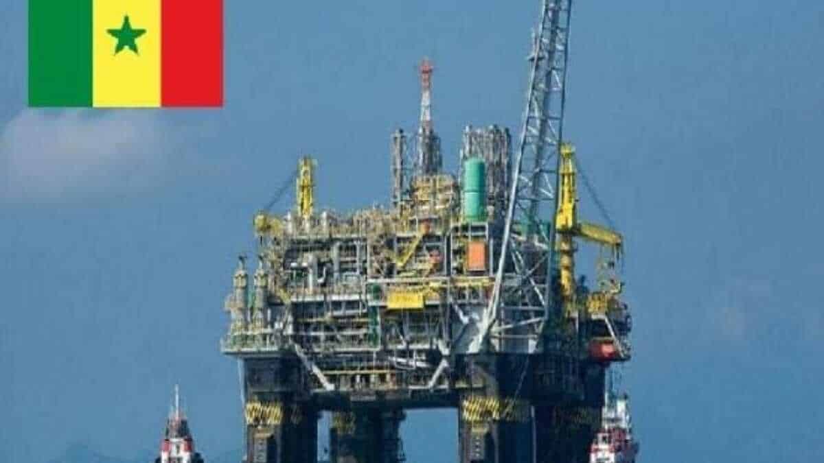 Plateforme pétrolière en mer avec drapeau du Sénégal.
