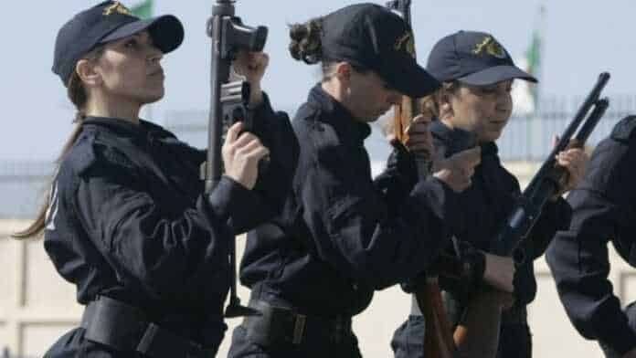 Découvrez qui peut vraiment acheter des armes en Algérie Femmes policières en uniforme utilisant des armes lors d'une opération.