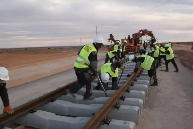 Un train stratégique relie enfin Tindouf à la Méditerranée Travailleurs construisant une voie ferrée dans un désert.
