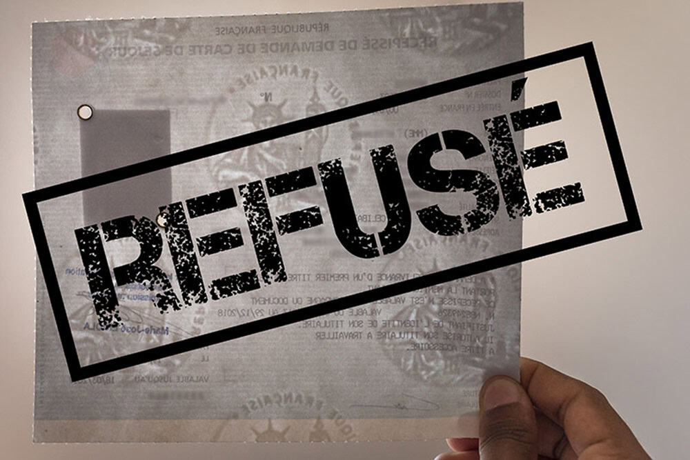Refus de titre de séjour : comment contester efficacement ? Document de refus de titre de séjour avec stampede refus.
