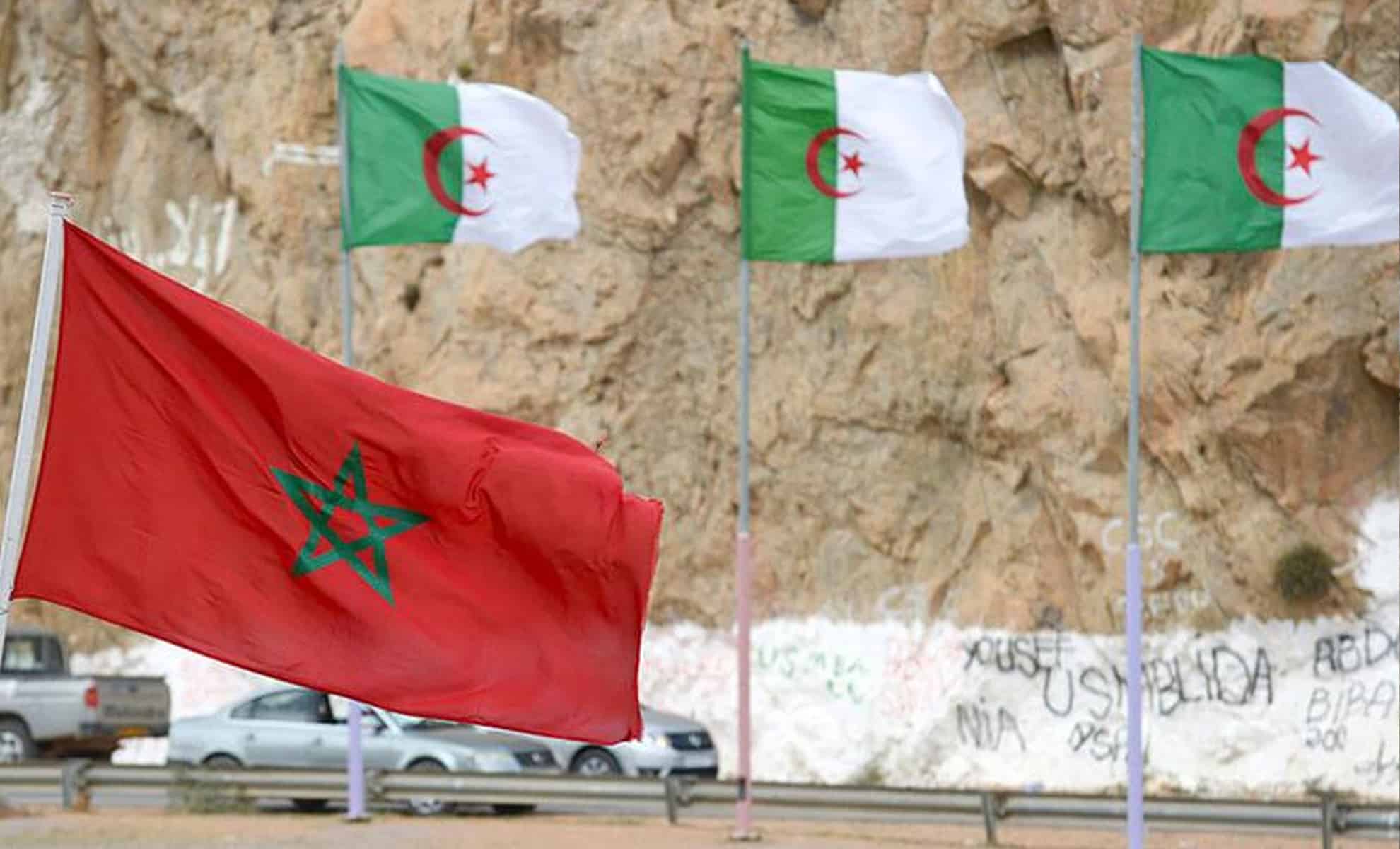 Découvrez l’incroyable secret d’un Marocain en Algérie pendant 37 ans Drapeaux algérien et marocain flottant en face à face.