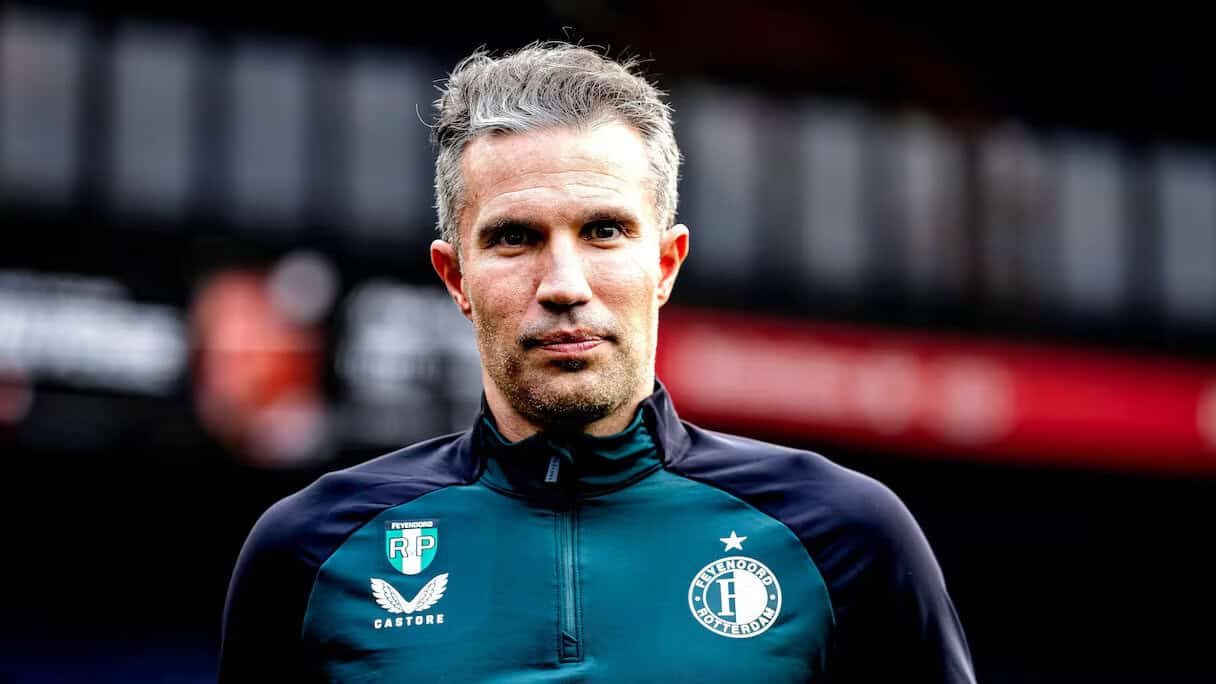 Robin van Persie : Élégance et générosité pendant le Ramadan Robin van Persie lors d'un match de football, concentré et déterminé.