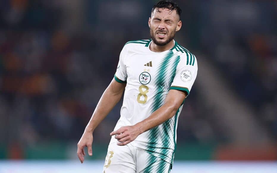 Youcef Belaili : la décision du MCA qui change tout Youcef Belaïli en maillot algérien lors d'un match de football.