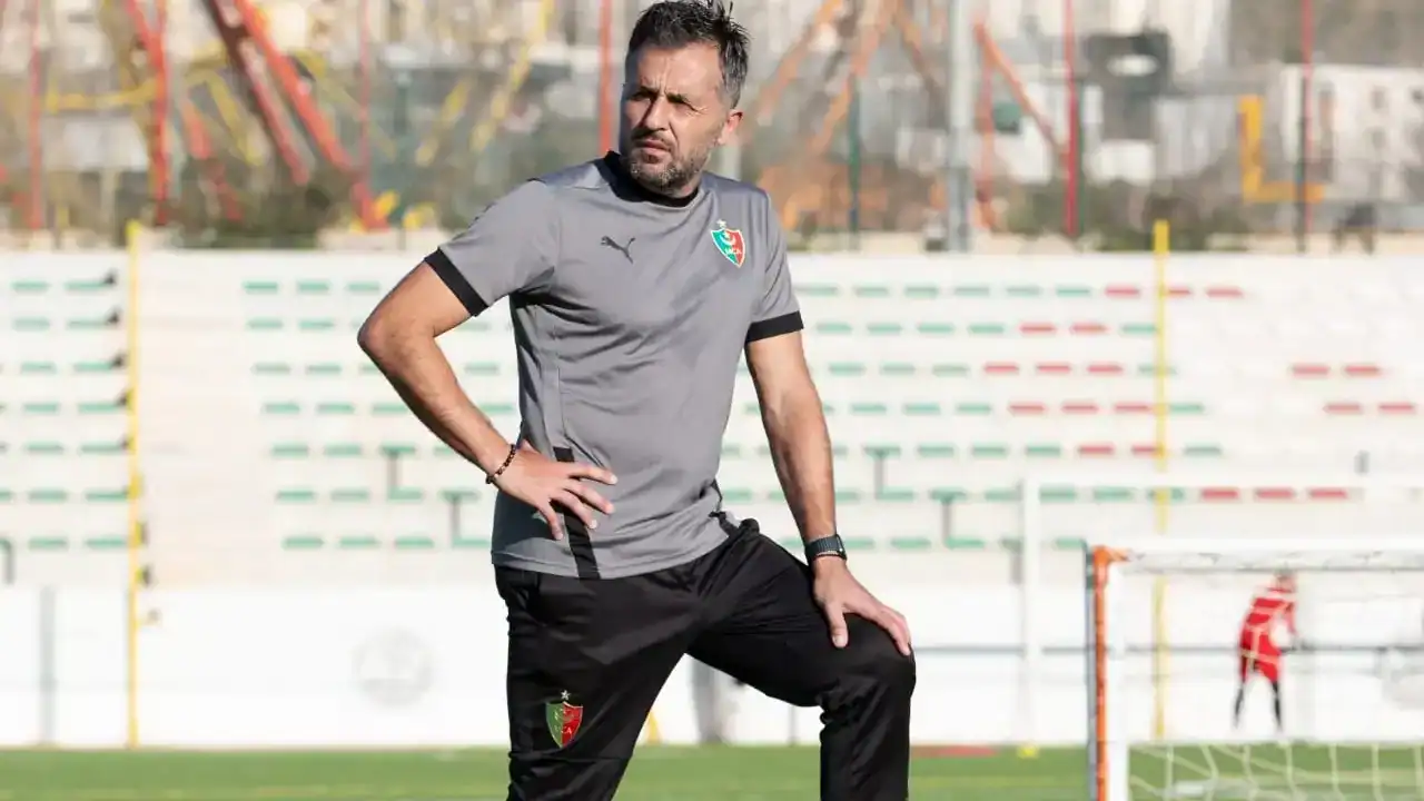 Patrice Beaumelle : découvrez l’incroyable révélation ! Patrice Beaumelle, entraîneur de football, sur le terrain.