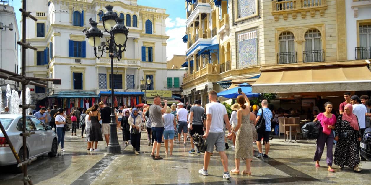 Tunisie : un mégaprojet touristique de 523 hectares relancé Rue animée en Tunisie avec de nombreux passants et bâtiments historiques.