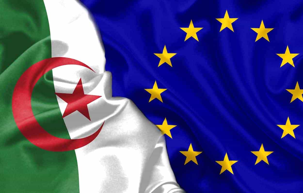 Pourquoi réviser l’accord Algérie-UE ? Découvrez ! Drapeau algérien et drapeau de l'Union Européenne côte à côte.
