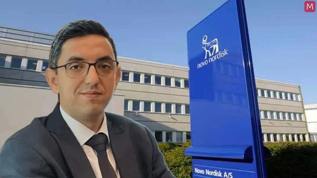 Un Algérien à la direction de Novo Nordisk en Arabie Homme d'affaires en costume devant le bâtiment Novo Nordisk.