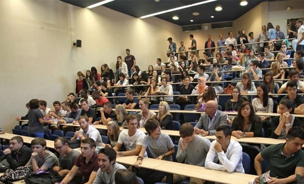 La Tunisie remplace le français par l'anglais à l'université Étudiants en classe universitaire, étudiants en Tunisie, salle de cours.