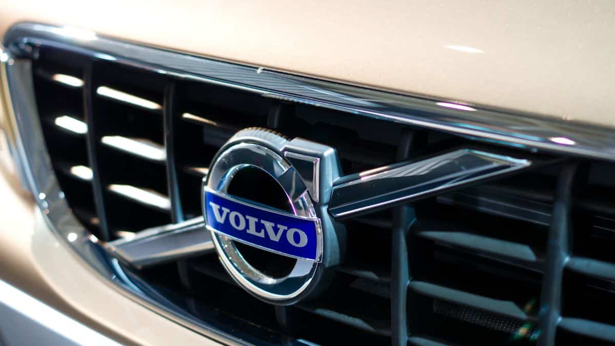 Découvrez l’offre Volvo pour l’industrie algérienne Grille de voiture Volvo avec logo distinctif en détail.