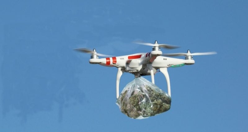 Drone transportant un paquet de drogue en vol.