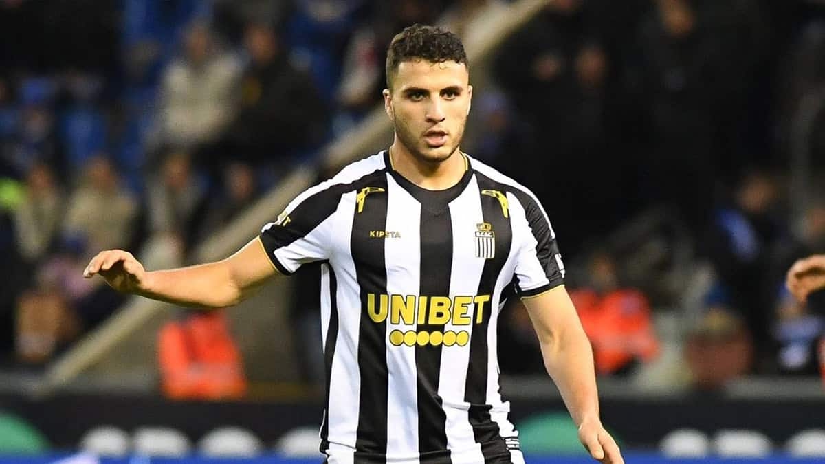 Joueur de football en action lors d'un match en Ligue 1.