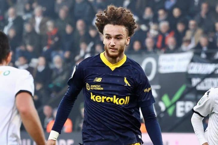 Nouvelle star algérienne en Italie qui fait sensation Joueur de football algérien en Italie lors d'un match.