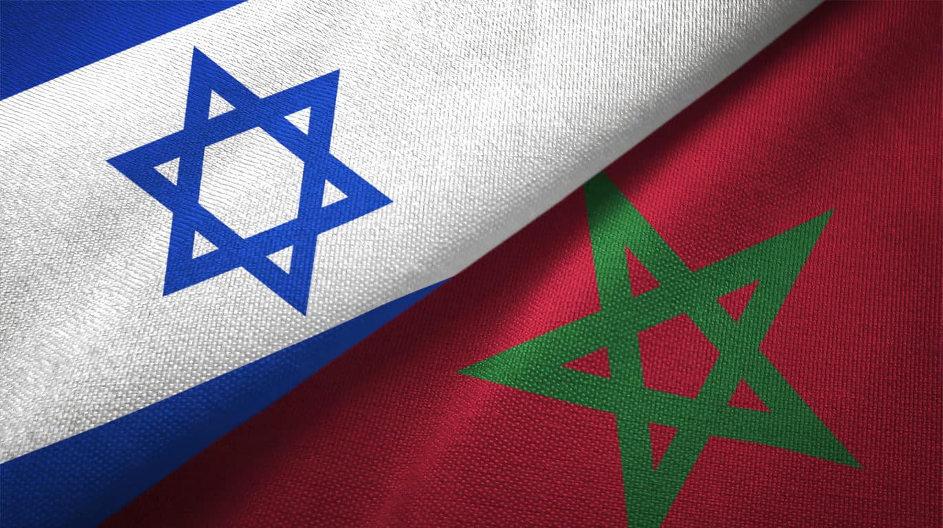 Accords d’Abraham : pourquoi Maroc et Émirats sont en sursis Drapeaux d'Israël et du Maroc côte à côte, symboles de relations diplomatiques.