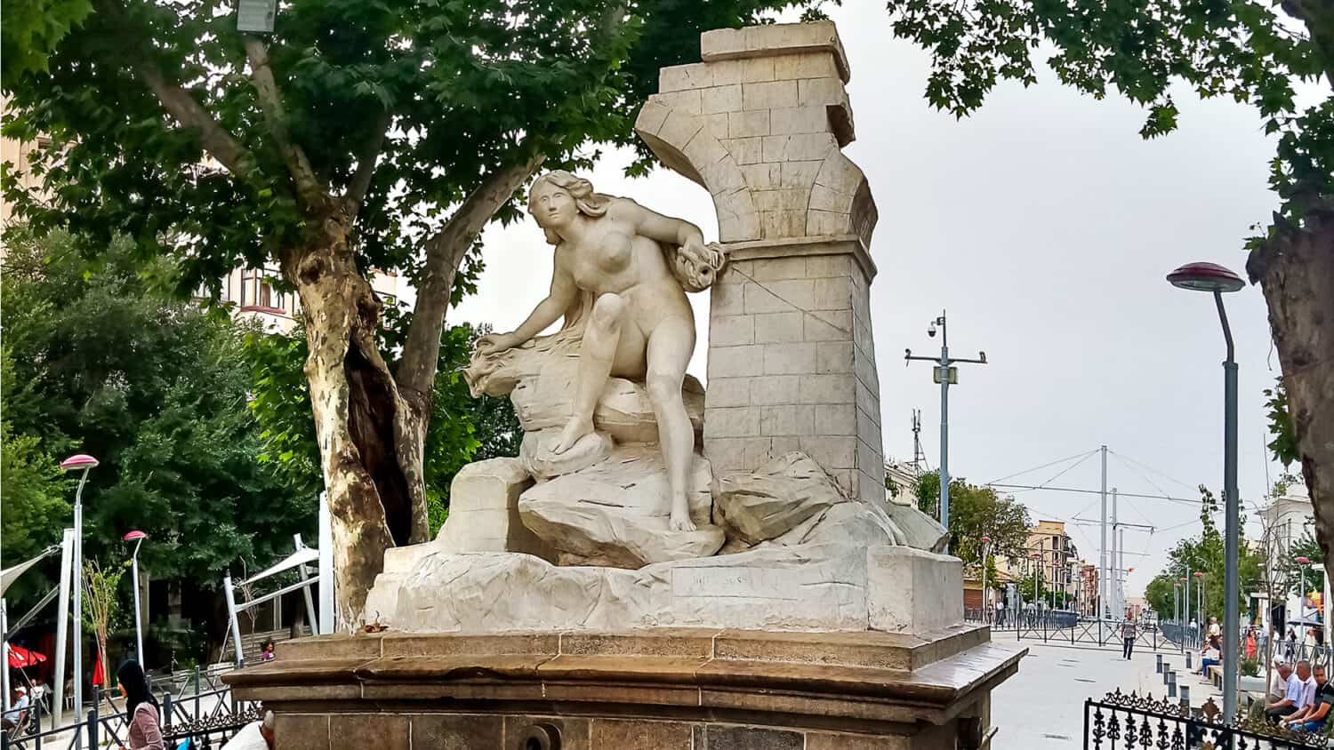 Mystérieux vandalisme : la statue d’Ain Fouara ciblée ! Statue d'Ain Fouara endommagée par un acte de vandalisme.