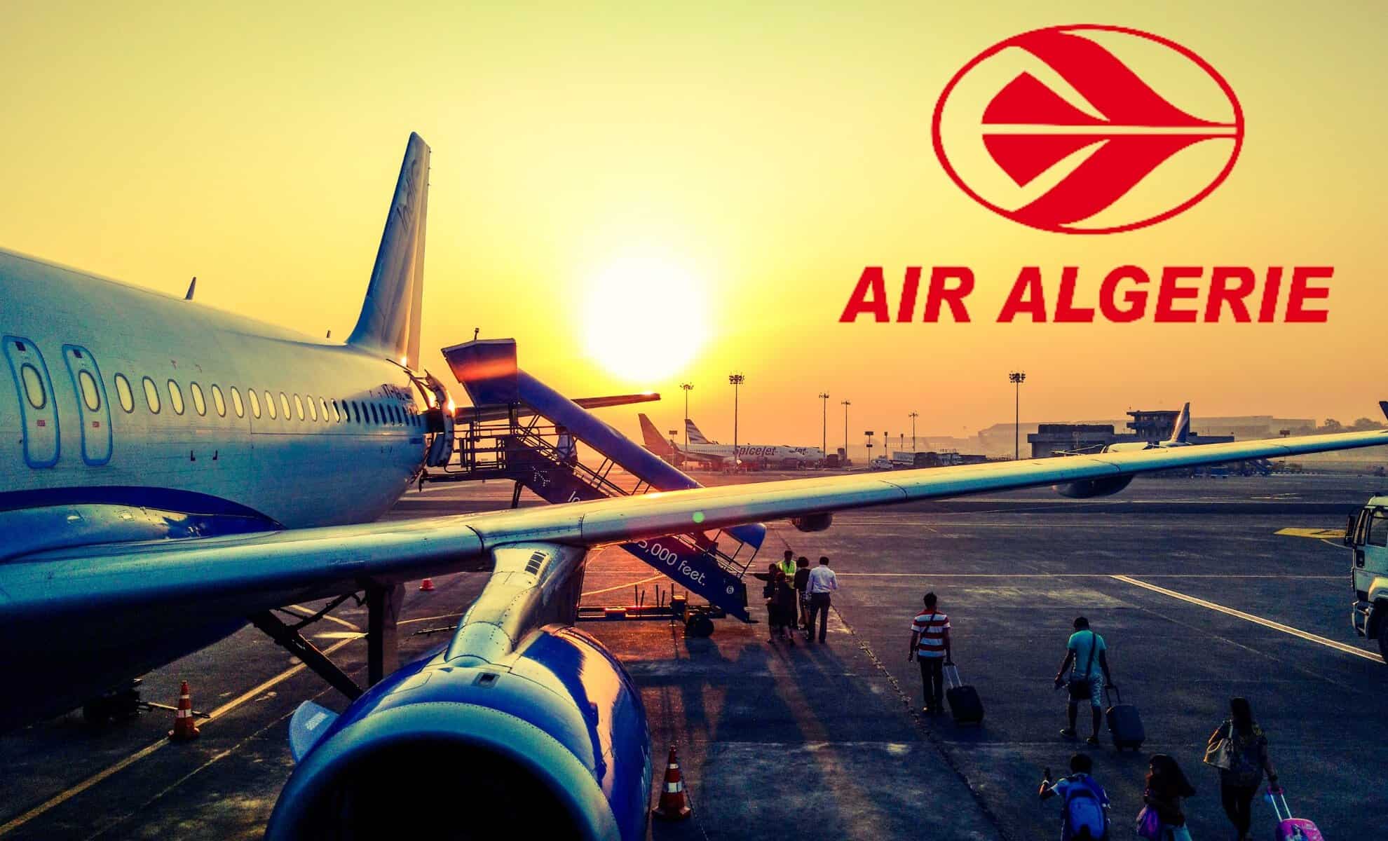 Nouvelle plateforme client : Air Algérie innove Avion Air Algérie au sol à l'aéroport au coucher du soleil.