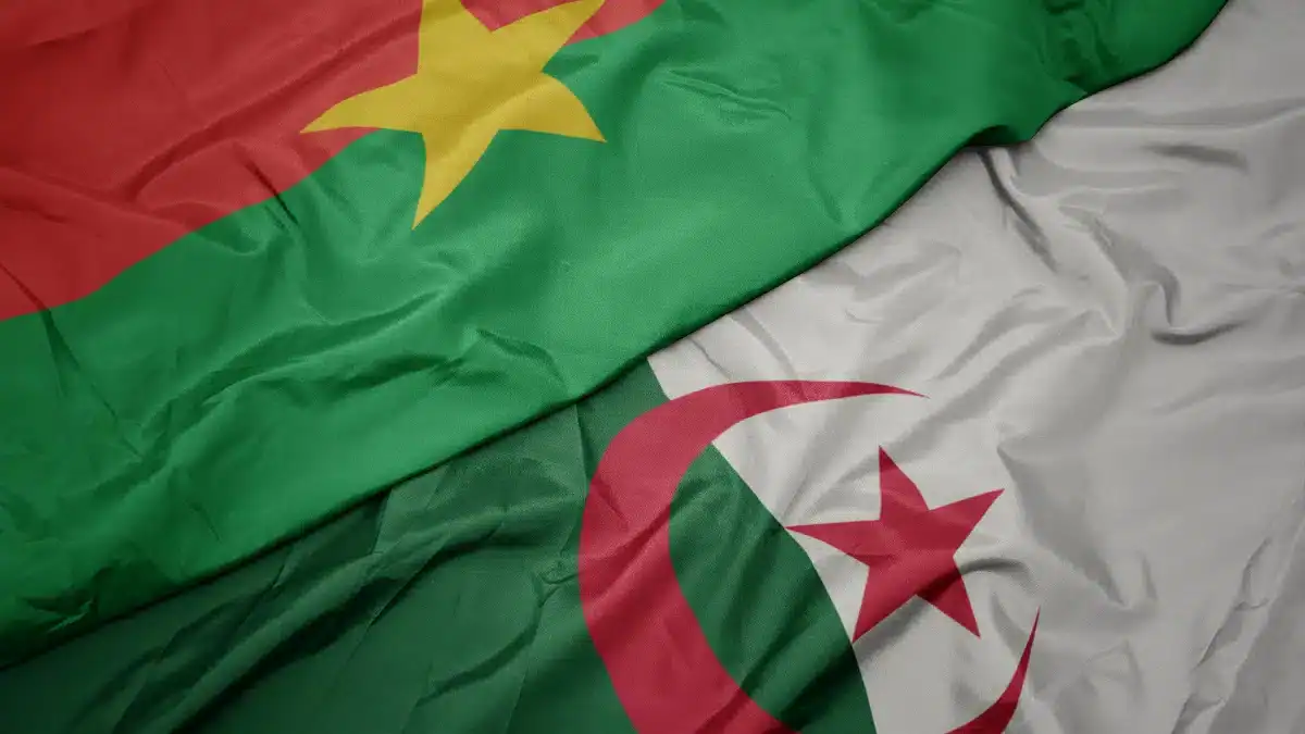 L’Algérie relance un projet énergétique clé avec le Burkina Faso Drapeaux de l'Algérie et du Burkina Faso côte à côte.