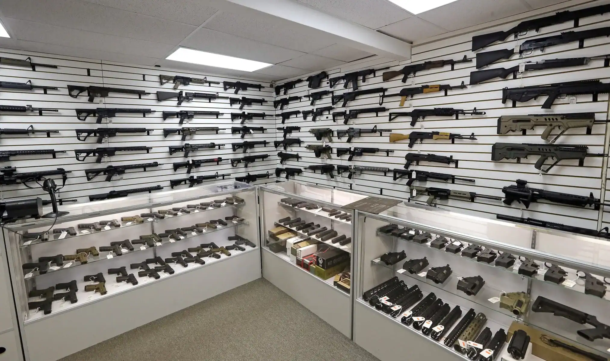 Béjaïa : un homme à l’origine d’un atelier secret d’armement Vitrine d'armes à feu avec diverses pistolets et fusils en Algérie.