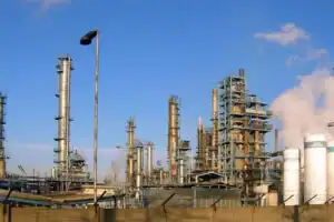 Sonatrach en quête du top 10 mondial : Défi ambitieux Installation industrielle de raffinage avec tours et structures métalliques.