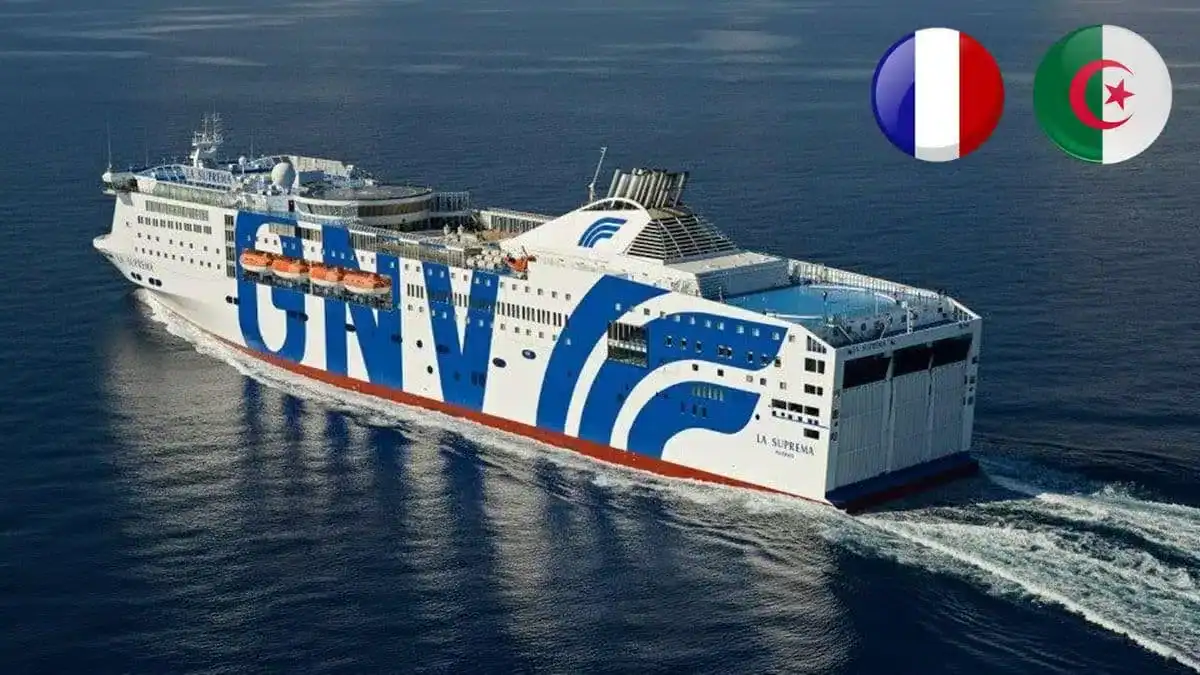 Ferry GNV naviguant en mer avec drapeaux français et algérien.