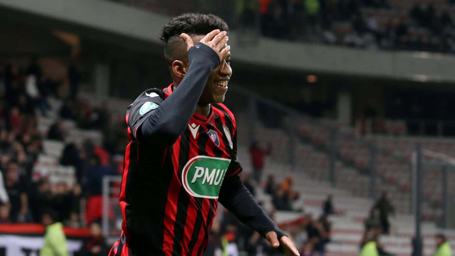 Joueur de football en pleine action sur le terrain.
